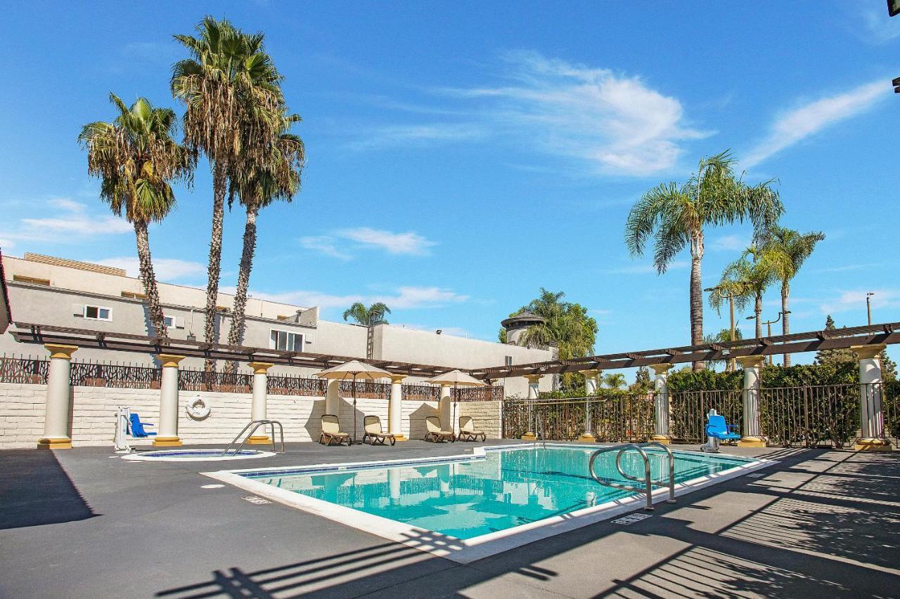 Stanford Inn & Suites Anaheim Exterior photo