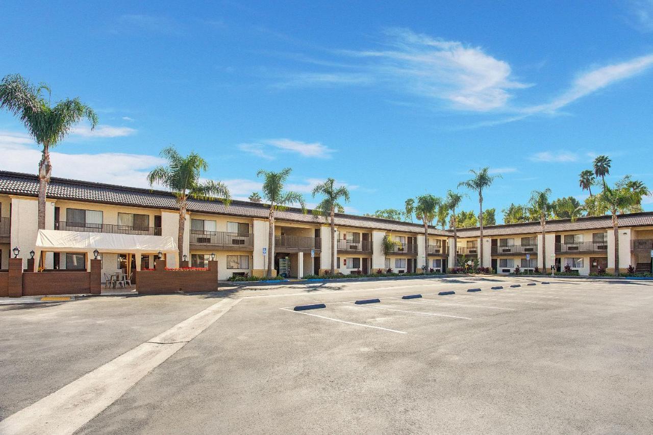 Stanford Inn & Suites Anaheim Exterior photo