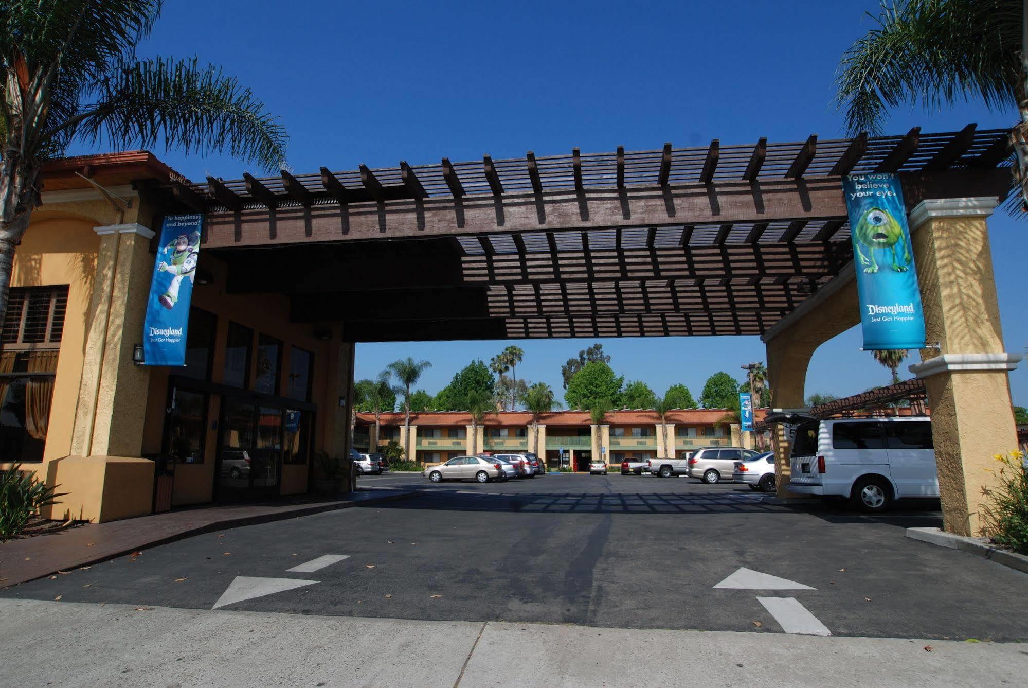 Stanford Inn & Suites Anaheim Exterior photo